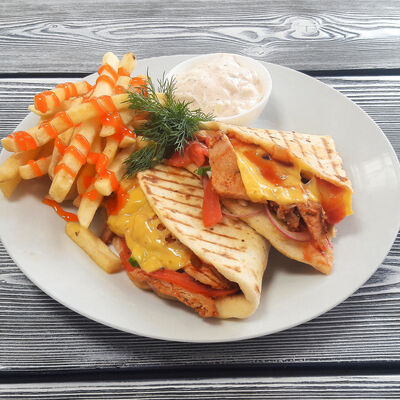 Мексиканская кесадилья в Гиро пицца халяль по цене 300 ₽