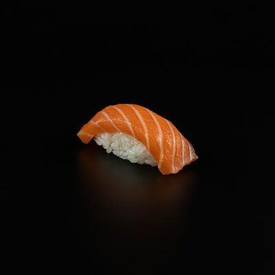 Суши с лососем в Sushi Studio по цене 137 ₽