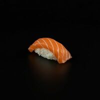 Суши с лососем в Sushi Studio