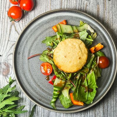 Котлетка из индейки с миксом салата в Инжир по цене 300 ₽