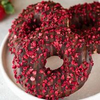 Донат с малиновой начинкой в Пекарня 365