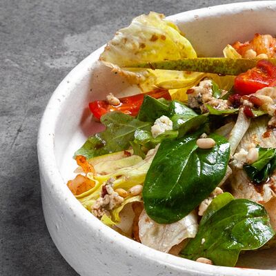 Салат с креветками, грушей и горгонзолой в Penny по цене 710 ₽