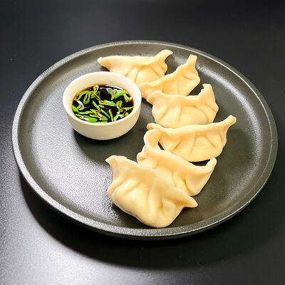 Китайские пельмени со свининой и байцай в MOYOO по цене 290 ₽