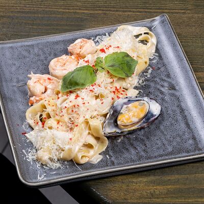 Фетучини с морепродуктами в сливочно-кокосовом соусе в Лаунж бар 6/20 по цене 850 ₽