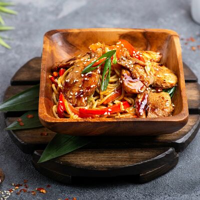 Рамен с курицей и овощами в Сакура по цене 550 ₽