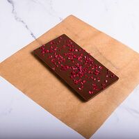 Плитка из бельгийского шоколада с сублимированной малиной в Chocolate Berry