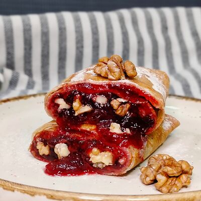 Блин с брусничным джемом и грецким орехомв Блины & Кофе по цене 289 ₽