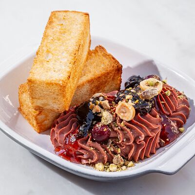 Куриный паштет с карамельным луком, клубничным джемом, фундуком в Brasserie lambic по цене 804 ₽