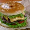 Бургер с говядиной и грибами, картошкой фри и соусомв Dark kitchen burger по цене 820