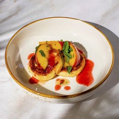 Сырники с персикамив География по цене 690 ₽