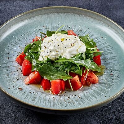 Салат страчателла с томатами в Кафе Biscuit по цене 990 ₽