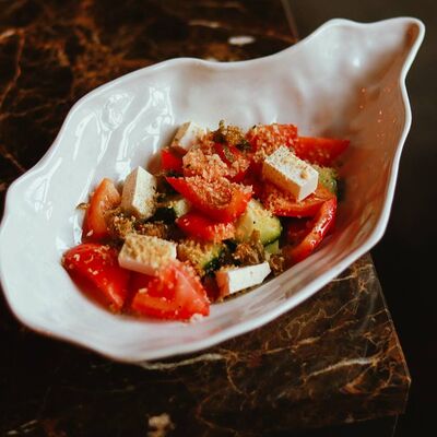 Овощной салат с фетой и пангритатой в Пинки Бандински по цене 25 р.