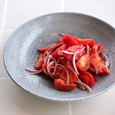 Салат с бакинскими томатами и красным луком в Кукумбер по цене 690