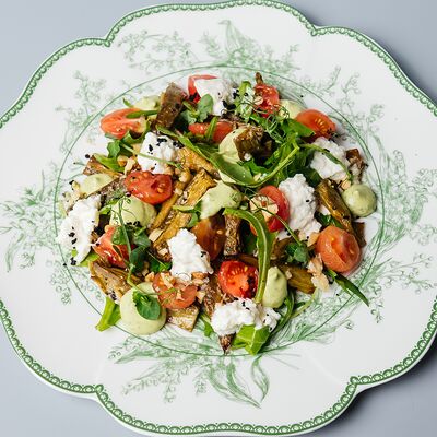 Салат с руколой, печеным баклажаном и ранчем из авокадо в Мясник travel по цене 590 ₽