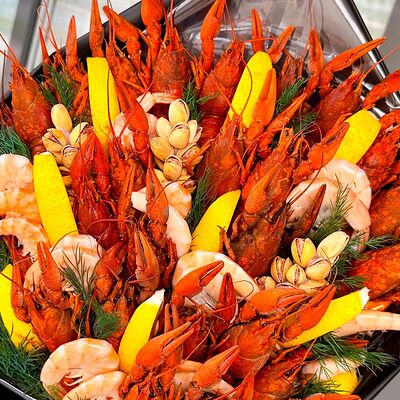 Букет Раки в компании креветок в Букет Альфред I клубника в шоколаде и букеты по цене 4490 ₽