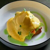 Бенедикт с домашней грудинкой в Come Mode Cafe