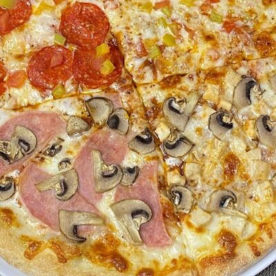 Пицца 4 сезона в Суши Марго по цене 780 ₽