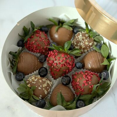 Клубника в шоколаде в золотой коробочке в Кондитерская Конфетка Питер по цене 2250 ₽