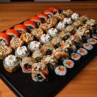 Family сет и пицца Маргарита в Sushi n Roll