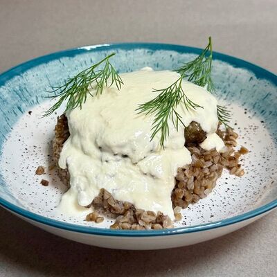 Котлета из телятины с муссом из пармезана и гречкой в Оазис кафе по цене 550 ₽