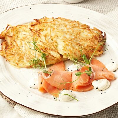 Драники картофельные с лососем шеф-посола и сметаной в На речке по цене 690 ₽