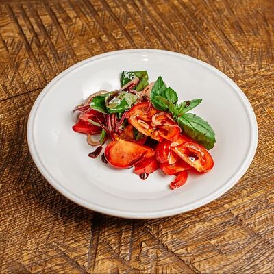 Салат с томатами и крымским луком в Бистро №8 по цене 770 ₽