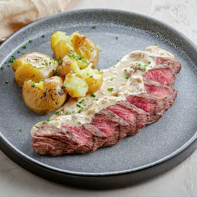 Стейк Скёрт с молодым картофелем и трюфельным соусом в Иван да Марья по цене 1590 ₽