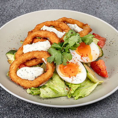 Салат с кальмаром и соусом фета в Pizza Lavka по цене 499 ₽