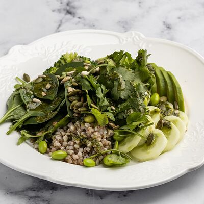 Зеленый завтрак с зеленой гречкой, миксом овощей и яйцом пашот в Патис по цене 685 ₽