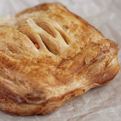 Слойка с ветчиной и сыром в Едим по цене 95 ₽