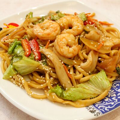 Жареная лапша с креветками и кальмарами в Kong Fu по цене 680 ₽