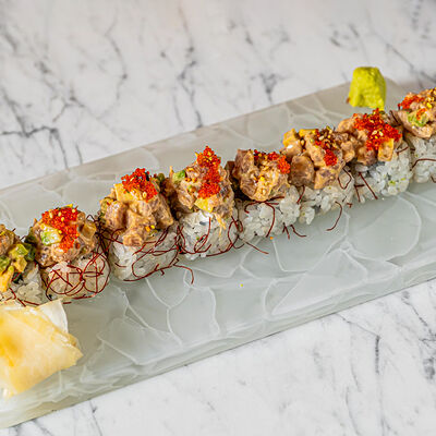 Ролл Спайси-тунец с икрой летучей рыбы в Dragon по цене 1760 ₽