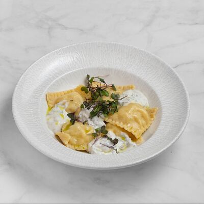 Равиоли с индейкой и соусом из лесных грибовв Семейное бистро Монти по цене 600 ₽