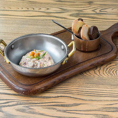 Тартар из говядины с маринованными грибами и кремом из зеленого лука в Онегин дача по цене 900 ₽