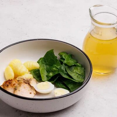 Куриный суп с ньокками и молодым шпинатомв Амстердам по цене 355 ₽