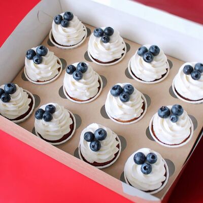 Капкейки с ягодами голубики в Savoro по цене 4390 ₽