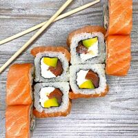 Ролл Норвежский в Umami