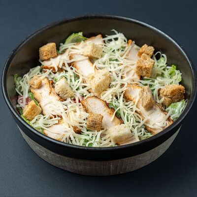 Салат Цезарь с курицей в Два веселых гуся по цене 490 ₽