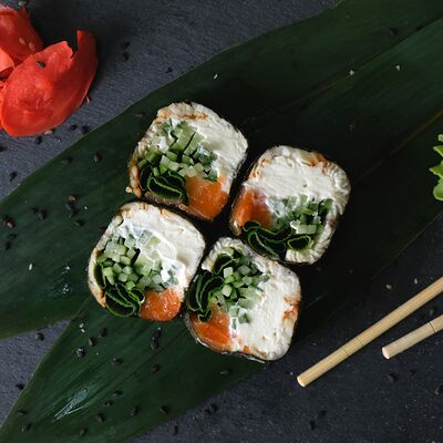 Сашими с угрем и лососемв Caviar Rolls по цене 500 ₽