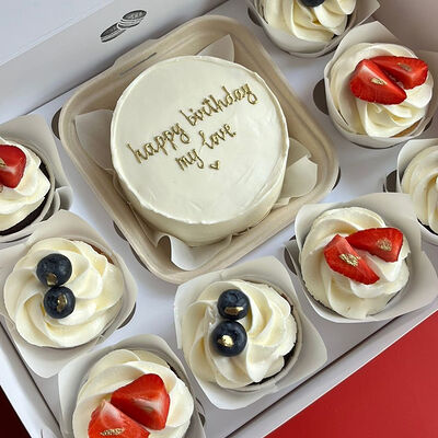 Набор бенто-торт и 8 капкейков в The.cakes_spb по цене 5100 ₽