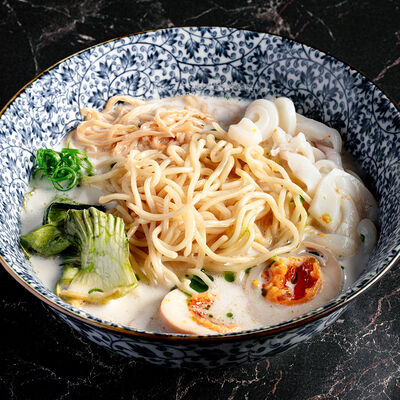 Сливочный рамен с кальмаром и пак-чой в Gills по цене 990 ₽