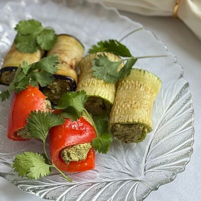 Ассорти рулетиков из баклажана, цукини и болгарского перцав Птичка по цене 540 ₽