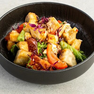 Салат с хрустящим баклажаном в Веранда по цене 420 ₽