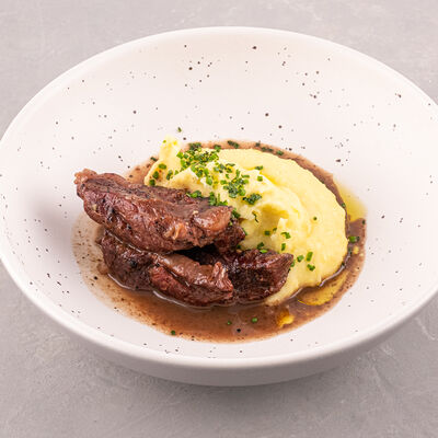 Телячьи щеки и картофельное пюре в Мечтатели по цене 765 ₽