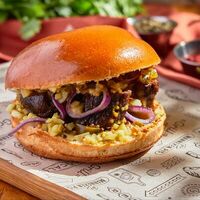 Стейк-бургер с томлёным чак роллом в BBQ Beer Restaurant