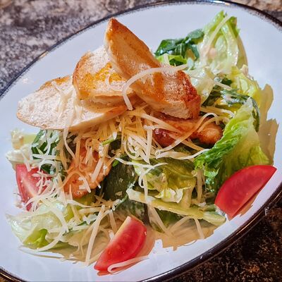 Салат Цезарь с курицей в Gusto по цене 470 ₽