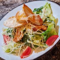 Салат Цезарь с курицей в Gusto