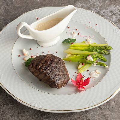 Филе Миньон со спаржей в Гранж Кафе по цене 2100 ₽