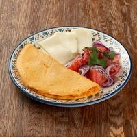 Омлет с томатами и сулугуни в Дзамико