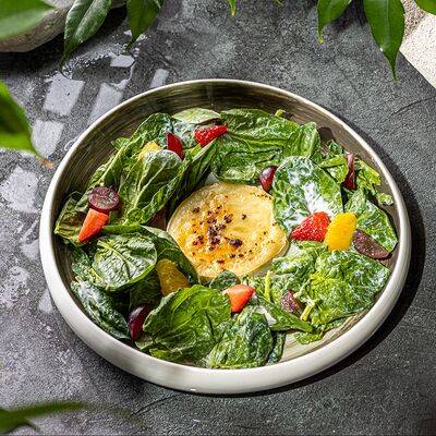 Салат с запеченным камамбером в Бублик по цене 790 ₽